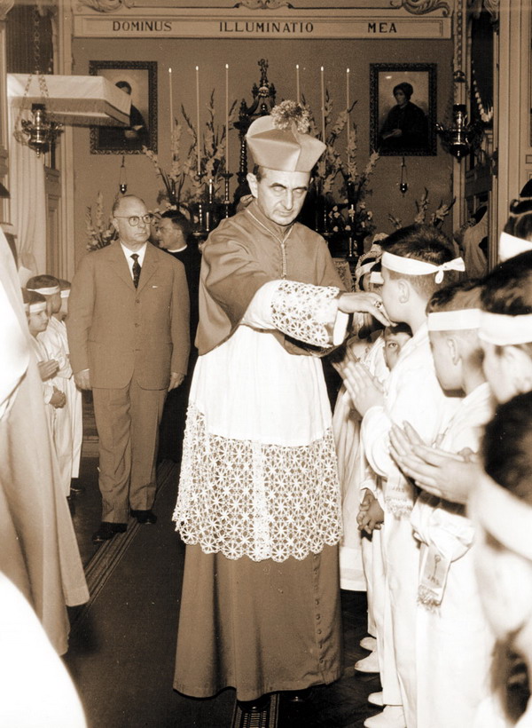 convalescenziario e asilo tenuto dalle suore di maria bambina  della provincia di milano l'arciv. giovanni battista montini fa baciare l'anello ai bambini cresimati