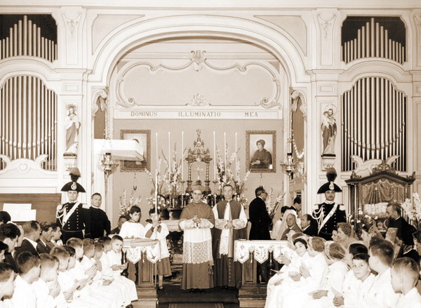convalescenziario e asilo tenuto dalle suore di maria bambina  della provincia di milano.

bambini in attesa di ricevere la santa cresima. davanti all'altare maggiore da sinistra: don giovanni pozzoni in piedi sotto alla lampada del santissimo, arciv. giovanni battista montini, mons. giuseppe castiglioni