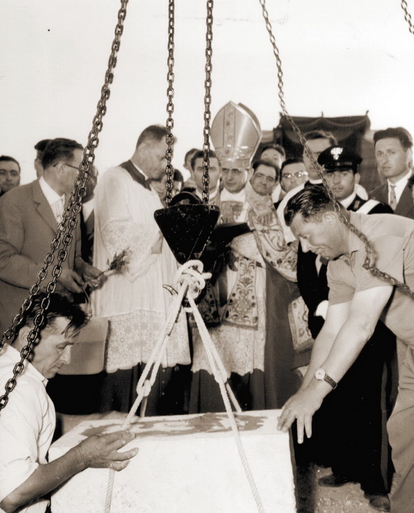 il card. giovanni battista montini benedice la posa della I° pietra