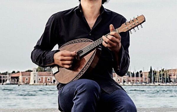Avi Avital al Dal Verme: la star del mandolino suona <br>il Concerto di Natale a favore di Opera San Francesco