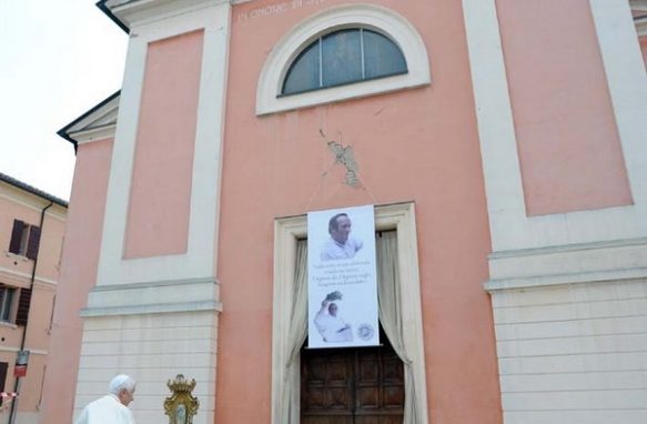 Il Papa in visita alle zone terremotate