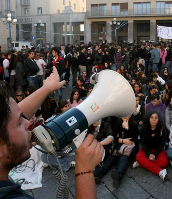WCENTER 0XIKCFNGGK                20081025 - POTENZA - EDU - SCUOLA: MIGLIAIA DI STUDENTI IN CORTEO A POTENZA. Un momento della manifestazione degli  studenti delle scuole superiori di Potenza contro il DL Gelmini. Migliaia di studenti delle scuole medie superiori di Potenza (circa cinquemila secondo fonti della Questura, molti di più secondo gli organizzatori) hanno percorso in corteo, stamani, alcune fra le principali strade della città per protestare contro la riforma della scuola. TONY VECE/ANSA/ DC