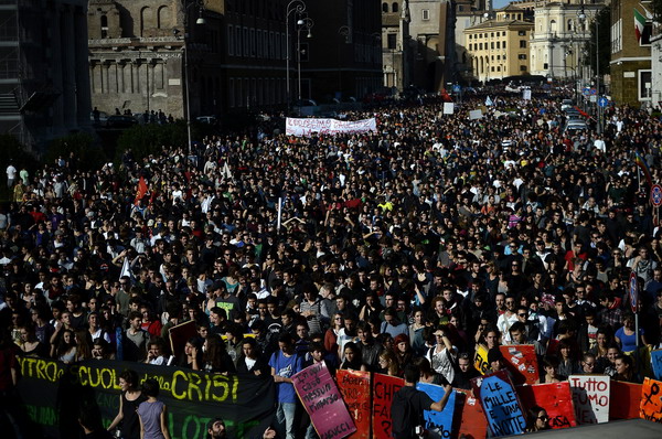 Demonstrators march during a protest on a day of mobilisation against austerity measures by workers in southern Europe on November 14, 2012 in Rome. Riot police and anti-austerity protesters clashed in Italy on Wednesday as anger boiled over on a Europe-wide day of strikes and mass demonstrations.  AFP PHOTO / FILIPPO MONTEFORTE