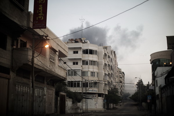 Smoke billows from the site of an Israeli air raid on a nearby sporting centre in Gaza City on November 19, 2012. Israeli air strikes on Sunday killed 31 Palestinians in the bloodiest day so far of its air campaign on the Gaza Strip, as diplomatic efforts to broker a truce intensified.   AFP PHOTO/MARCO LONGARI
