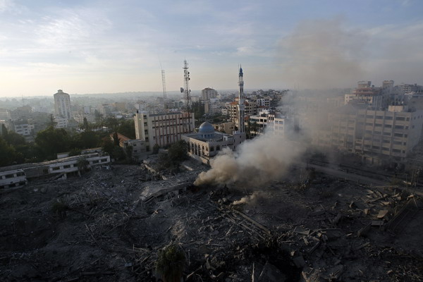 A general view shows the destroyed compound of the internal security ministry in Gaza City after it was targeted by Israeli air strike overnight on November 21, 2012. Fighting raged on both sides of Gaza's borders Wednesday despite intensified efforts across the region to thrash out a truce to end a week of violence that has cost 136 Palestinian and five Israeli lives.  AFP PHOTO/MOHAMMED ABED