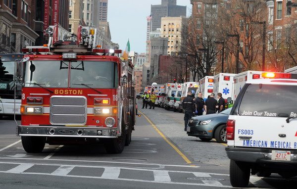 Sangue sulla maratona: <br>Boston prega per i suoi morti