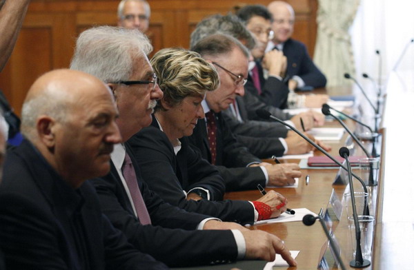 da sin: Enrico Bondi, Vittorio Grilli, Mario Monti e Antonio Catricalà, durante il giro di tavolo in occasione dell'incontro governo - parti sociali a palazzo Chigi, Roma 9 ottobre 2012.
Per l'esecutivo sono presenti il premier Mario Monti, il sottosegretario alla presidenza del Consiglio, Antonio Catricalà, ed il ministro dell'Economia, Vittorio Grilli. Per i sindacati, i segretari generali di Cgil, Cisl e Uil, Susanna Camusso, Raffaele Bonanni e Luigi Angeletti. Per le imprese, i presidenti di Confindustria Giorgio Squinzi, dell'Abi Giuseppe Mussari, dell'Alleanza delle cooperative Luigi Marino, di Rete Imprese Italia Giorgio Guerrini, dell'Ania Aldo Minucci. Per l'Ugl partecipa il segretario confederale Paolo Varesi. Presente anche il commissario per la spending review, Enrico Bondi.
ANSA/ALESSANDRO DI MEO