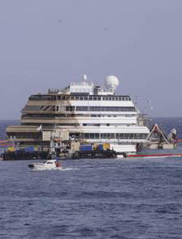 Fine dei lavori di ribaltamento. La nave Costa Concordia è di nuovo in posizione verticale, Giglio, 17 settembre 2013. ANSA/RICCARDO DALLE LUCHE