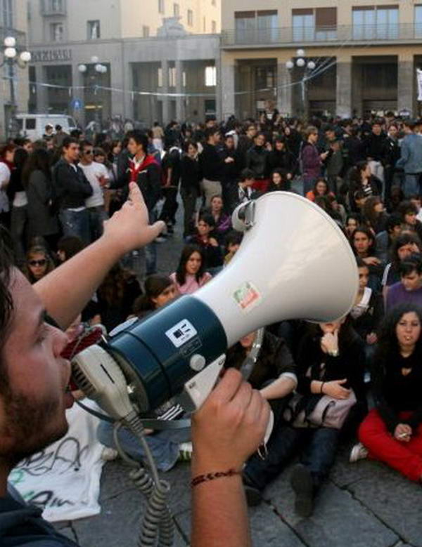 WCENTER 0XIKCFNGGK                20081025 - POTENZA - EDU - SCUOLA: MIGLIAIA DI STUDENTI IN CORTEO A POTENZA. Un momento della manifestazione degli  studenti delle scuole superiori di Potenza contro il DL Gelmini. Migliaia di studenti delle scuole medie superiori di Potenza (circa cinquemila secondo fonti della Questura, molti di più secondo gli organizzatori) hanno percorso in corteo, stamani, alcune fra le principali strade della città per protestare contro la riforma della scuola. TONY VECE/ANSA/ DC