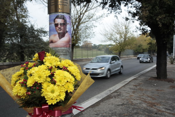 Edicole funebri realizzate dai parenti in memoria di persone decedute sulle strade KIOSK FUNERAL MADE IN MEMORY OF THE DEAD ON THE ROAD