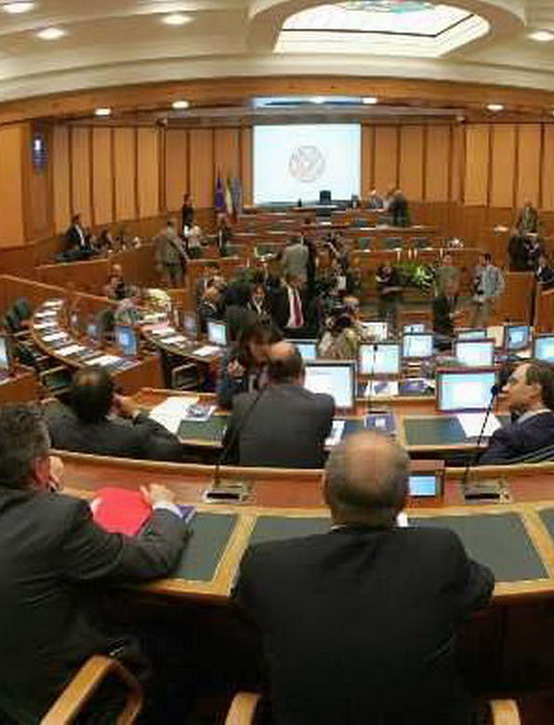 WCENTER 0XFFBIQBMG                20050518 - ROMA - POL - REGIONI: LAZIO; PRIMO CONSIGLIO REGIONALE CON POLEMICA. UDC CHIEDE DIBATTITO SU RELAZIONE MARRAZZO MA SEDUTA VIENE TOLTA. Una veduta dell'aula dove si è svolta la prima seduta del consiglio regionale del Lazio, oggi a Roma. La seduta è terminata con una polemica. Il neopresidente dell' assemblea, Massimo Pineschi, dopo le comunicazioni del presidente della Regione,  Piero Marrazzo, ha invitato tutti i consiglieri a partecipare al buffet, chiudendo cosi' la seduta. Dai banchi dell' opposizione il neocapogruppo dell' Udc, Luciano Ciocchetti, ha invece chiesto di poter aprire il  dibattito sulla relazione del presidente. Pineschi, tuttavia, facendo notare che non era previsto nell' ordine dei lavori il dibattito, che prevedevano solo le comunicazioni del presidente, ha chiuso la seduta convocando la conferenza dei capigruppo per fissare la data della prossima riunione del consiglio regionale. ALESSANDRO DI MEO - ANSA - KRZ