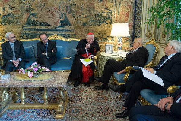 Roma - Il Presidente della Repubblica Giorgio Napolitano nel corso dell'incontro con S.Em. Rev.ma il Cardinale Angelo Scola, Arcivescovo di Milano e Presidente dell'Istituto Toniolo, accompagnato da una delegazione dell'Università Cattolica del Sacro Cuore, in occasione della presentazione del Rapporto Giovani 2013. Da sinistra nella foto il Presidente della Fondazione Cariplo, Giuseppe Guzzetti e il Rettore dell'Università Cattolica del Sacro Cuore, Franco Anelli. oggi 28 gennaio 2014.
(Foto di Paolo Giandotti - Ufficio per la Stampa e la Comunicazione della Presidenza della Repubblica)