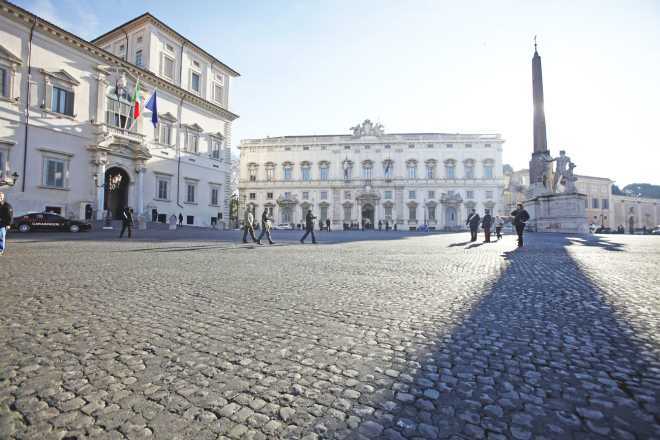 WCENTER 0XLBBDMIHJ                Il palazzo del Quirinale (sinistra) e il palazzo della Consulta (destra) dove i giudici della Corte costituzionale sono riuniti in camera di consiglio per decidere sulla costituzionalita' della legge sul ''legittimo impedimento'', Roma, 13 gennaio 2011. ANSA / ALESSANDRO DI MEO