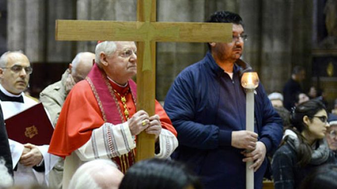 Maria illumina il cammino verso la Croce