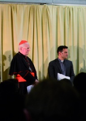 Lavoratori in preghiera col cardinale Scola e don Magnoni alla Veglia dello scorso anno 