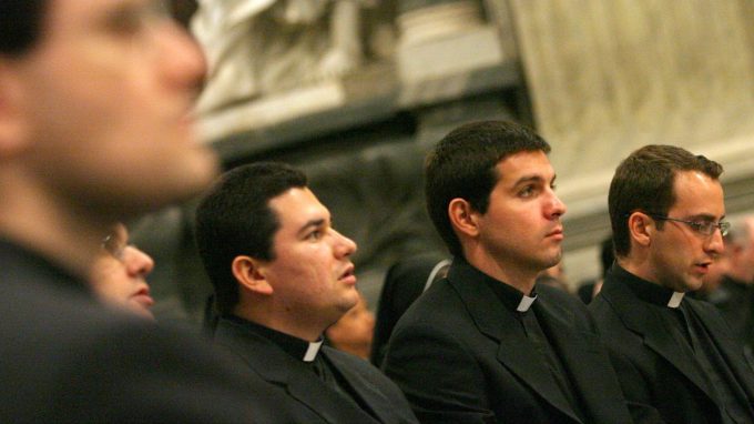 Il celibato dei preti sotto accusa