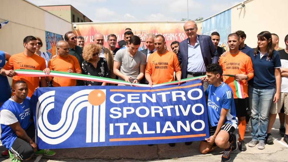 Taglio del nastro Il taglio del nastro