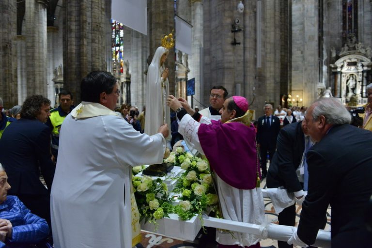 Monsignor Delpini nel Duomo di Milano davanti alla statua della Madonna di Fatima 