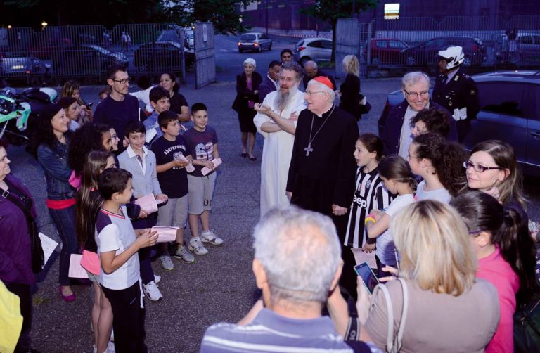 Il cardinale Scola in occasione della recita del Rosario in un quartiere milanese