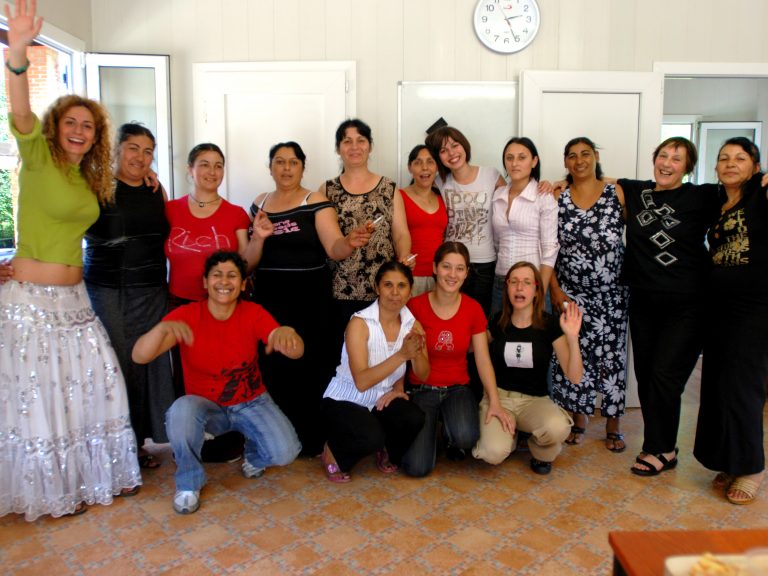 La prima a sinistra è Donatella De Vito, responsabile Area emergenze e progetti Rom della Casa della Carità