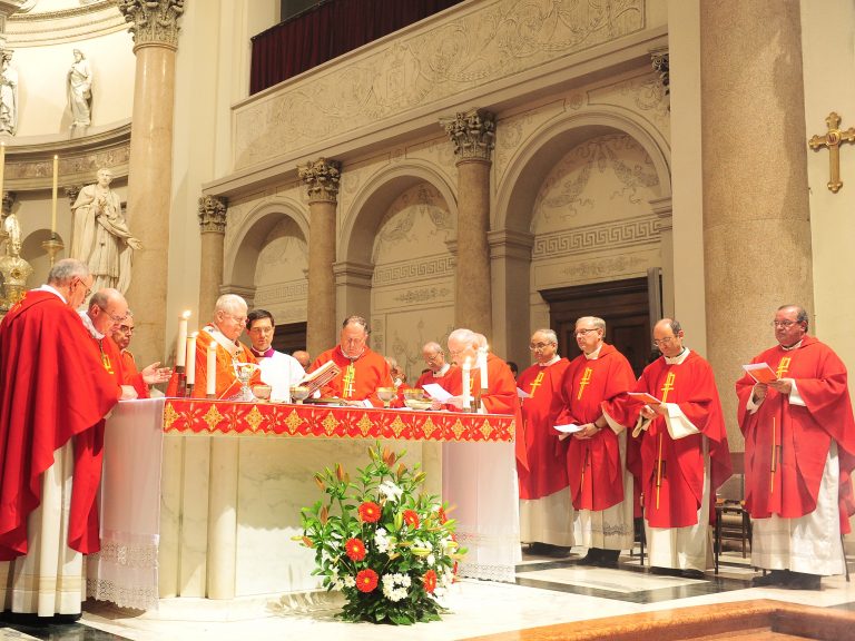 Monsignor Gianni Zappa (primo a destra) concelebra con il cardinale Scola durante il Corpus Domini del 2012