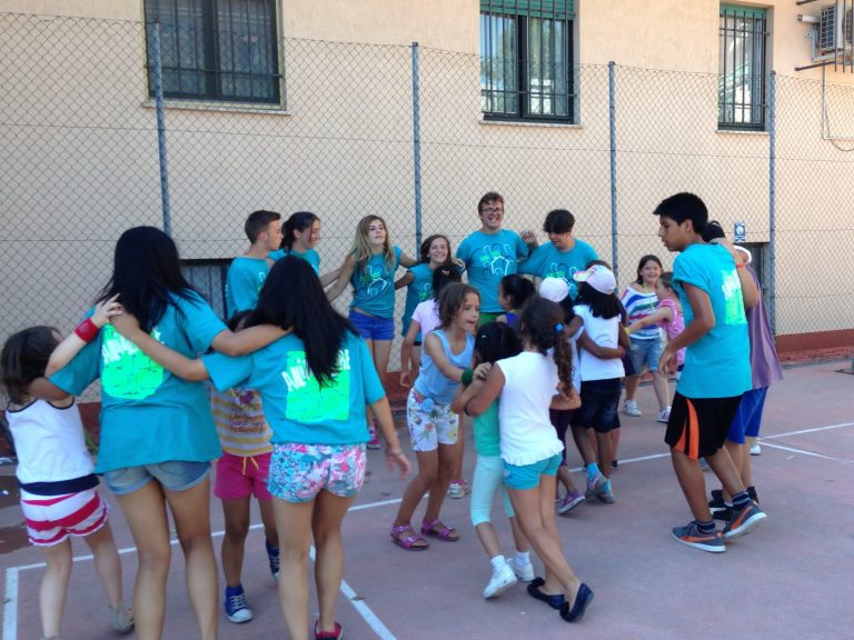 Ragazzi e animatori di S. Michele e S. Rita al Corvetto durante l’oratorio estivo