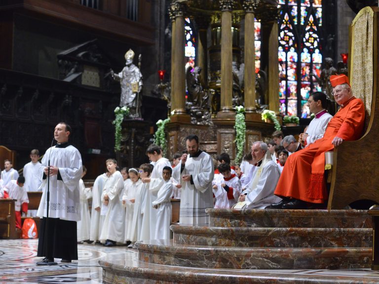 Don Pier Paolo Zannini (a sinistra) interviene in Duomo all'incontro dei chierichetti con l'Arcivescovo in occasione della presenza della Madonna di Fatima