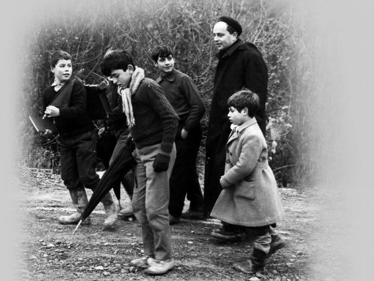 Don Lorenzo Milani con i ragazzi di Barbiana