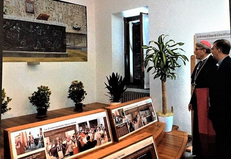 Mons. Busti, vescovo emerito di Mantova, visita la mostra a Cucciago nel giorno dell'inaugurazione.