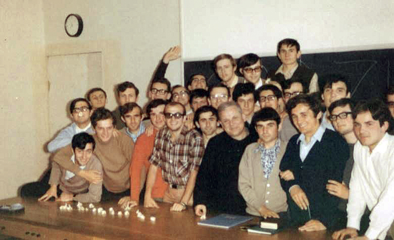 Il giovane Mario Delpini (al centro) in una foto del 1970 (tratta da www.cernuscoinsieme.it)