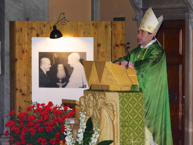 Monsignor Mario Delpini presiede la Messa di suffragio per monsignor Aristide Pirovano a Erba nel febbraio del 2014. Sulla sinistra un'immagine con Marcello Candia, Pirovano e Paolo VI 