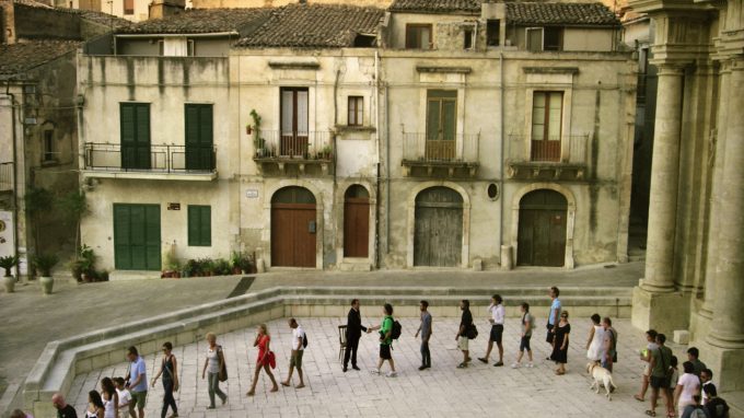 Il mondo in cammino di Adrian Paci