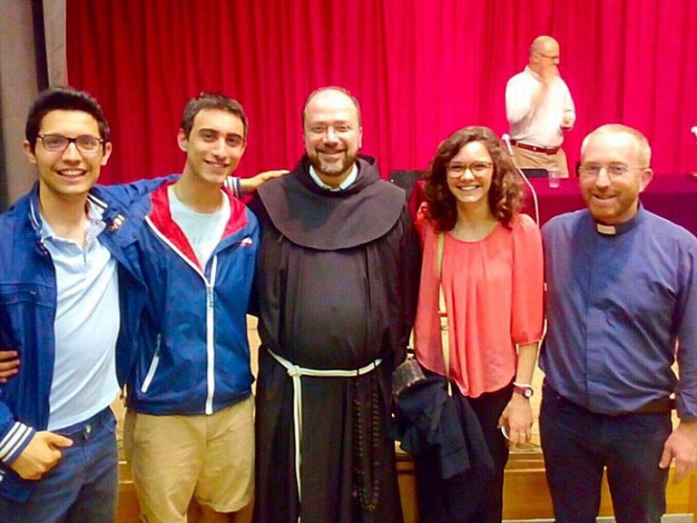 Padre Ibrahim con don Andrea Plumari e altri parrocchiani di Precotto. Nella minigallery immagini dell'iniziativa «Aleppo più bella»