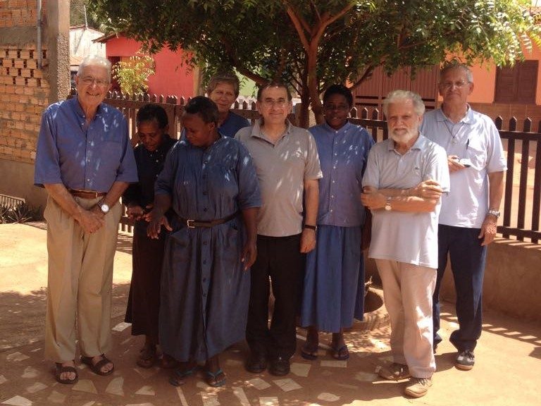 I preti nelle foto sono don Arturo Esposti, parroco, don Mario Magnaghi e don Claudio Frigerio. Le sorelle sono le Piccole apostole di Gesù di Appiano Gentile