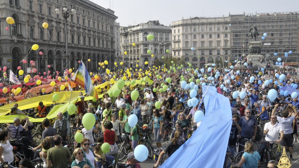 L'arrivo in piazza Duomo di una delle precedenti edizioni di «Vuoi la pace? Pedala!»