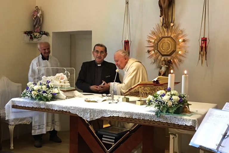 Monsignor Delpini con don Mario Galbiati nella Cappellina di Radio Mater