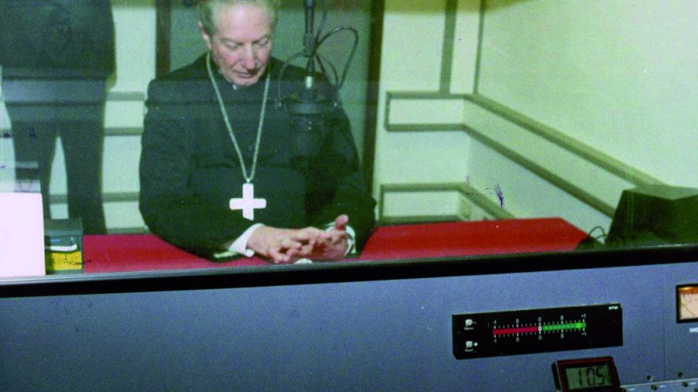 Il cardinale Carlo Maria Martini negli studi della radio