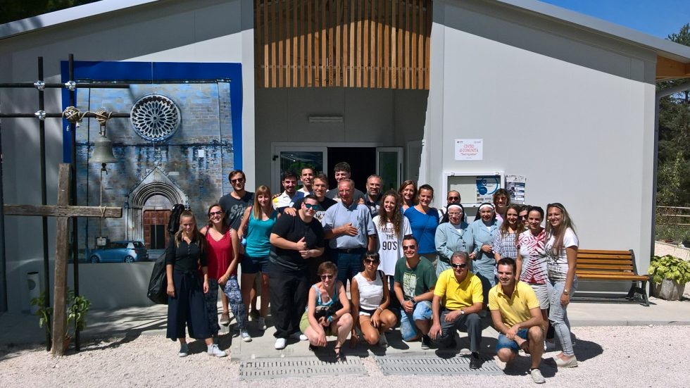 WP_20170827_12_39_52_Pro I volontari davanti alla chiesa/centro di comunità di Amatrice