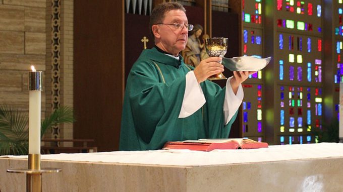 La Diocesi forma i sacristi: incontro sui tessuti per i paramenti liturgici