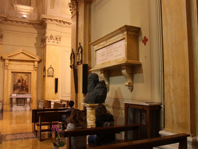 La tomba di padre Arsenio da Trigolo presso l'Istituto di Maria SS Consolatrice a Milano