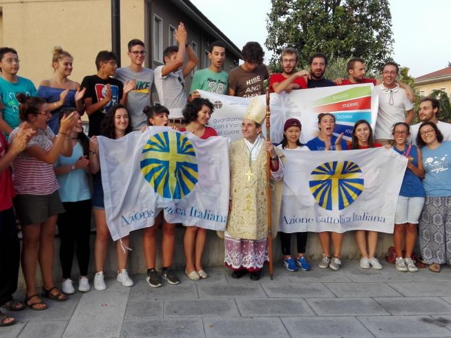 L'arcivescovo Delpini con i partecipanti al Campo giovani recentemente organizzato dall'Ac a Varese