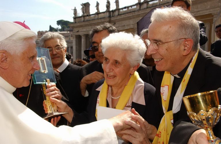 Roma, settembre 2006: Giancarla Ronco consegna le reliquie del beato Luigi Monza a papa Benedetto XVI