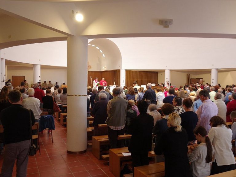 L'interno della parrocchia di San Maurizio