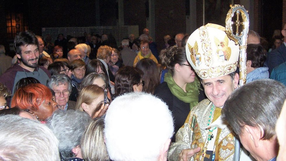 Monsignor Delpini saluta i fedeli nella parrocchia di Sant'Ambrogio