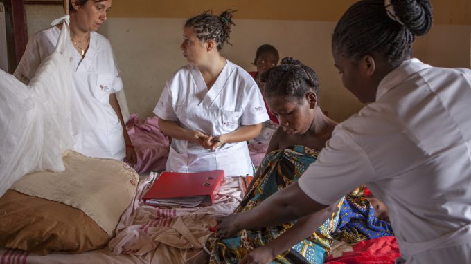 serena-migliaccio-al-centro-con-staff-cuamm-ph-matteo-de-mayda