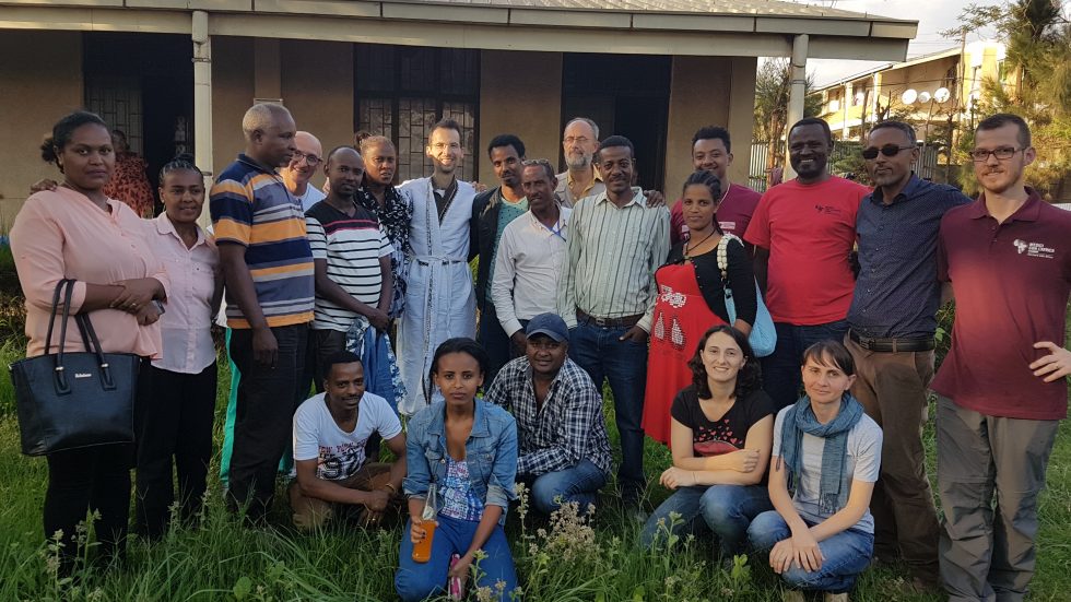 Alessandro Greblo (al centro) con lo staff del Cuamm