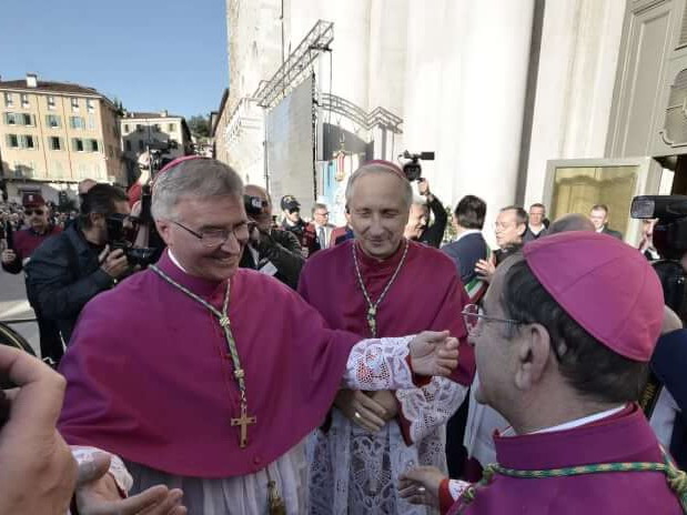Monsignor Tremolada e monsignor Delpini (da www.lavocedelpopolo,it)