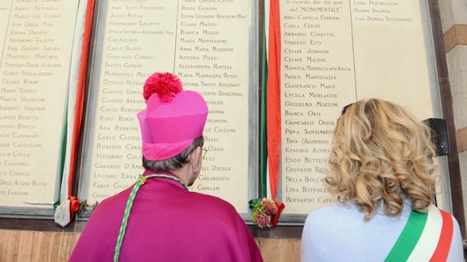 Tettamanzi nel Famedio, omaggio a un Pastore affettuoso con la gente e i poveri