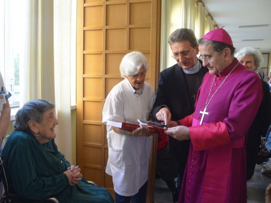 Monsignor Delpini durante la recente visita al Piccolo Cottolengo