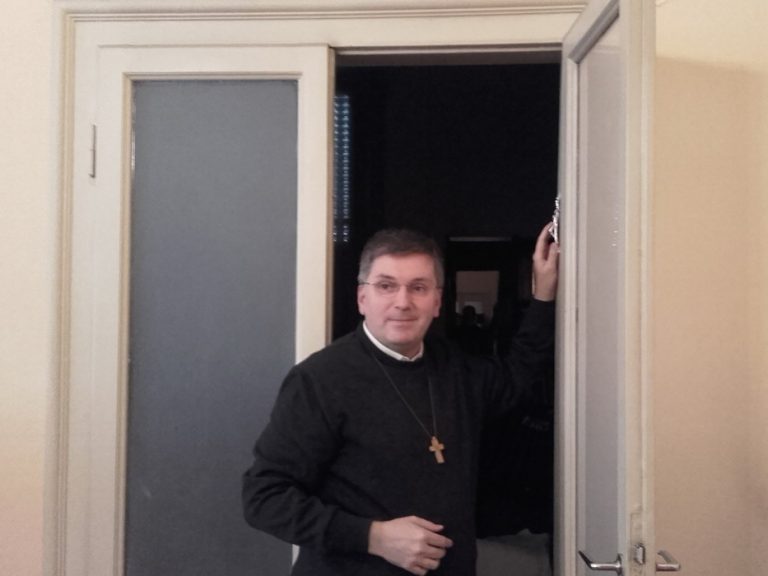 Don Giuseppe Marinoni e il crocifisso sulla porta